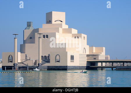 Il Museo di Arte Islamica, Corniche, Doha, Qatar, Medio Oriente Foto Stock