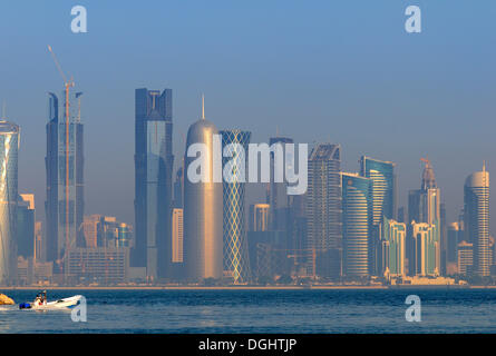 Skyline del quartiere degli affari, West Bay Area, Doha, Qatar Foto Stock