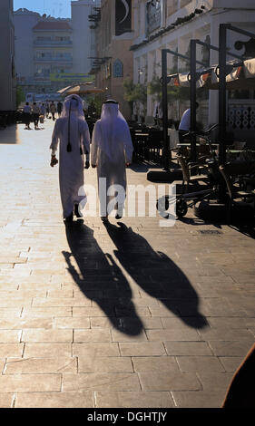 Doha in Qatar. Uomo arabo indossando il tradizionale copricapo, il kaffiya  o ghutra, sormontato dal cavo nero noto come un (agal egal Foto stock -  Alamy