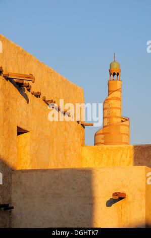 Torre del Centro Culturale Islamico FANAR, Souk Waqif, Doha, Qatar, Medio Oriente Foto Stock