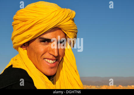 Giovane uomo che indossa un giallo shesh marocchino o Touareg turbante, ritratto, Marocco, Africa Foto Stock
