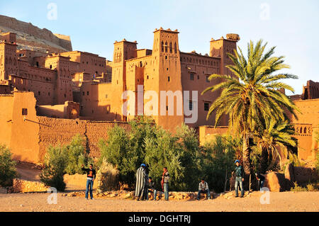 Edificio di mattoni di fango o Tighremts data e palme (Phoenix dactylifera) della città fortificata o ksar Ait Ben Haddou Foto Stock