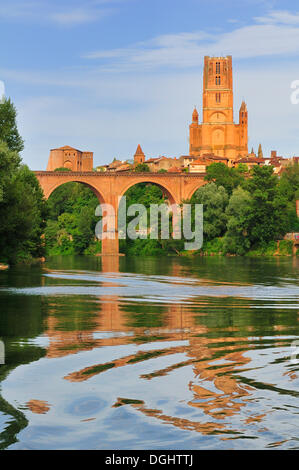 Ponte sul fiume Tarn, nella parte anteriore della Cattedrale di Albi, formalmente la Cattedrale di Santa Cecilia, Cathédrale Sainte-Cécile Foto Stock