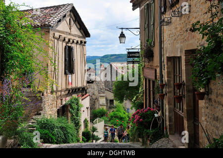 Ripido stretto vicoletto nella città medievale di Cordes-sur-Ciel, Cordes-sur-Ciel, Dipartimento del Tarn, Midi-Pirenei, Francia Foto Stock