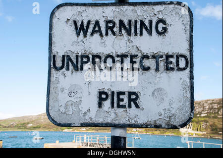 Segnale di avviso, 'avvertimento sprotetto pier', Crookhaven, County Cork, Repubblica di Irlanda, Europa Foto Stock