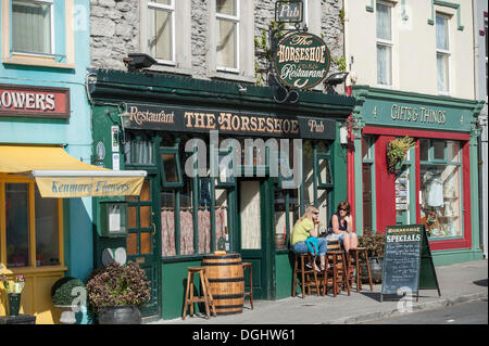 Il pub a ferro di cavallo, Kenmare, nella contea di Kerry, Repubblica di Irlanda, Europa Foto Stock