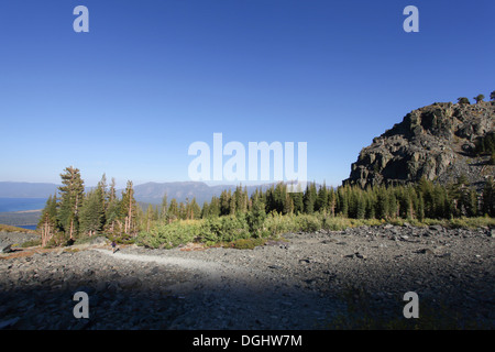 Il monte Tallac sentiero che si affaccia sul lago Tahoe, CALIFORNIA, STATI UNITI D'AMERICA Foto Stock