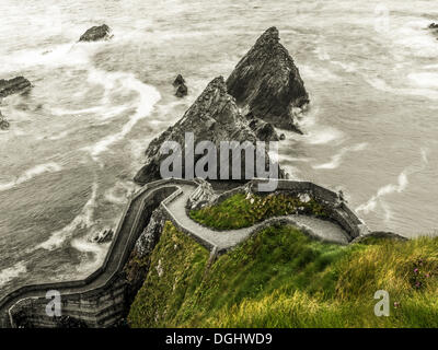 Ripido percorso curva per il terminal dei traghetti, penisola di Dingle, nella contea di Kerry, Repubblica di Irlanda, Europa Foto Stock