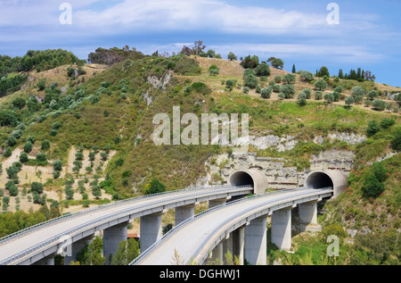 Autobahnbruecke und Tunnel - autostrada tunnel bridgeand 01 Foto Stock