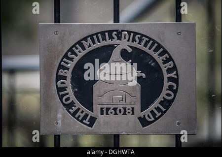 Segno, lettering "Old Bushmills Distillery', distilleria Bushmill, Coleraine, Irlanda del Nord, Regno Unito, Europa Foto Stock