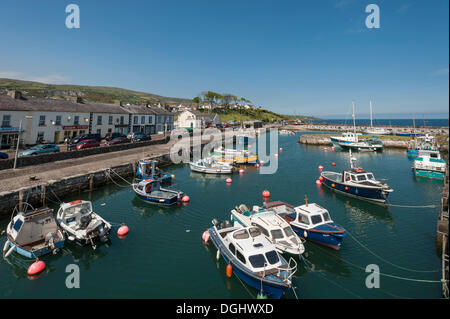 Porto con barche da pesca, Carnlough, Irlanda del Nord, Regno Unito, Europa Foto Stock