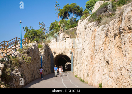 La passerella in ex gallerie ferroviarie tra la Cala del Moral e Rincon de la Victoria provincia di Malaga, Spagna Foto Stock