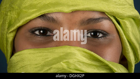 Ragazza Tuareg, Targia, velata con un chech solo con i suoi occhi visibile, Algeria, Africa Settentrionale, Africa Foto Stock