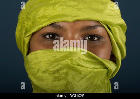 Ragazza Tuareg, Targia, velata con un chech solo con i suoi occhi visibile, Algeria, Africa Settentrionale, Africa Foto Stock