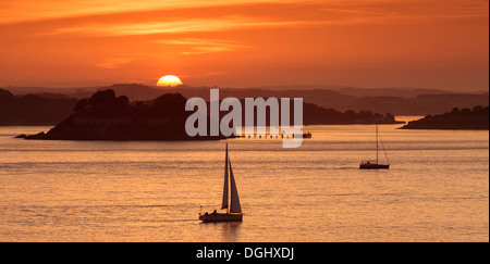 Vista da Jennycliff di Plymouth Sound con i draghetti isola al tramonto. Foto Stock