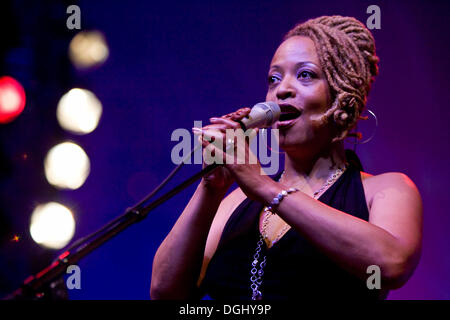 Noi la cantante jazz Cassandra Wilson live in Lucerna sala concerti del KKL a sfera blu Festival, Lucerna, Svizzera Foto Stock