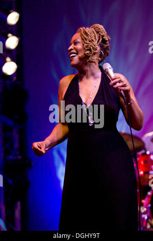 Noi la cantante jazz Cassandra Wilson live in Lucerna sala concerti del KKL a sfera blu Festival, Lucerna, Svizzera Foto Stock