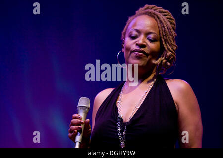 Noi la cantante jazz Cassandra Wilson live in Lucerna sala concerti del KKL a sfera blu Festival, Lucerna, Svizzera Foto Stock