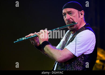 British multi strumentista e cantante Ian Anderson, Jethro Tull, live al Blue Balls Festival di Lucerna concert hall di Foto Stock