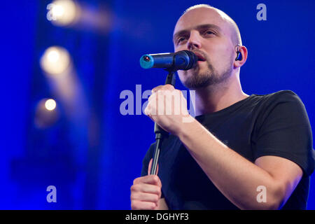 Tino Oac, cantante della band tedesca Soehne Mannheims, live al Blue Balls Festival nella sala concerti del KKL Lucerna Foto Stock