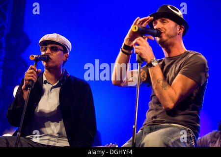 Xavier Naidoo e Tino Oac, cantanti della band tedesca Soehne Mannheims, live al Blue Balls Festival nella sala concerti di Foto Stock