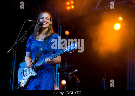 Judith Oloferne, cantante del German pop-rock band Wir sind Helden, live all'Heitere Open air di Zofingen, Svizzera Foto Stock