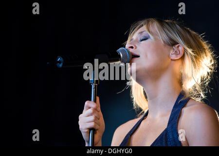 Geike Arnaert, cantante belga di Trip Hop band Hooverphonic, live all'Heitere Open air di Zofingen, Svizzera Foto Stock