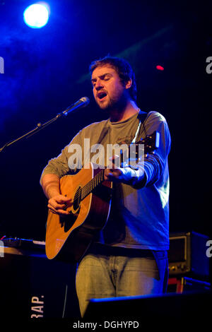 Il cantante britannico e il cantautore Johnny Lynch, aka The Pictish Trail live in Schueuer concert hall di Lucerna, Svizzera Foto Stock