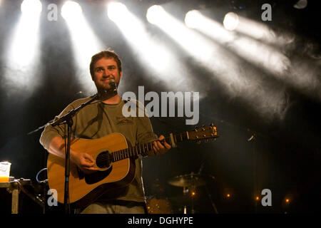 Il cantante britannico e il cantautore Johnny Lynch, aka The Pictish Trail live in Schueuer concert hall di Lucerna, Svizzera Foto Stock