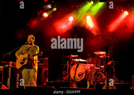 Il cantante britannico e il cantautore Johnny Lynch, aka The Pictish Trail live in Schueuer concert hall di Lucerna, Svizzera Foto Stock