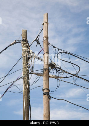 Confuso groviglio elettricità cavi della linea telefonica telegrafo polo blu cielo Foto Stock