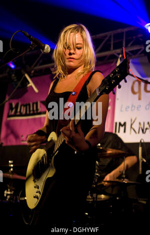 Isabella Eder, il chitarrista della banda musicale svizzera del Delilahs live in Knascht Club, Lucerna, Svizzera Foto Stock