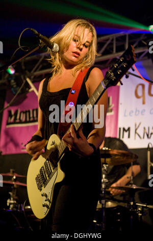 Isabella Eder, il chitarrista della banda musicale svizzera del Delilahs live in Knascht Club, Lucerna, Svizzera Foto Stock