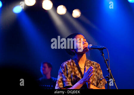 Nneka, Nigerian hip-hop-anima cantautore, con sede in Amburgo, vivono nel Schueuer, Lucerna, Svizzera Foto Stock