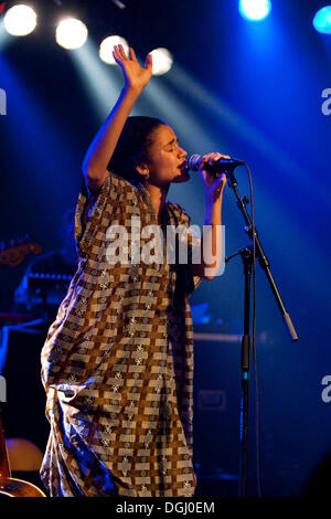 Nneka, Nigerian hip-hop-anima cantautore, con sede in Amburgo, vivono nel Schueuer, Lucerna, Svizzera Foto Stock