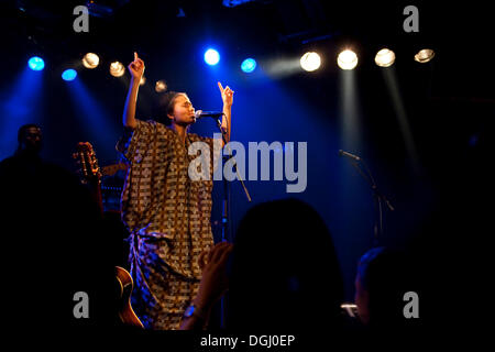 Nneka, Nigerian hip-hop-anima cantautore, con sede in Amburgo, vivono nel Schueuer, Lucerna, Svizzera Foto Stock