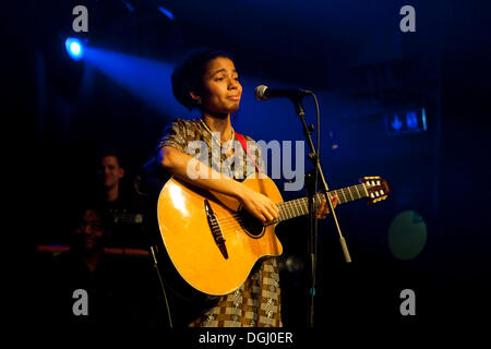 Nneka, Nigerian hip-hop-anima cantautore, con sede in Amburgo, vivono nel Schueuer, Lucerna, Svizzera Foto Stock