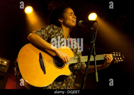 Nneka, Nigerian hip-hop-anima cantautore, con sede in Amburgo, vivono nel Schueuer, Lucerna, Svizzera Foto Stock