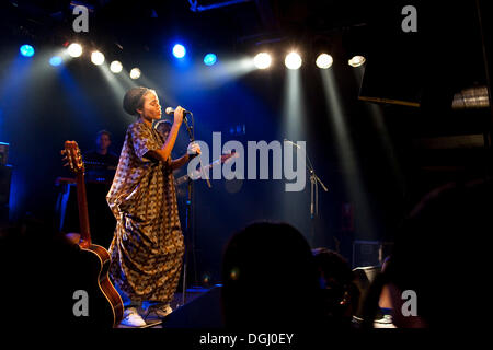 Nneka, Nigerian hip-hop-anima cantautore, con sede in Amburgo, vivono nel Schueuer, Lucerna, Svizzera Foto Stock