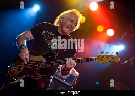 Leo Lyons, bassista del British blues rock band dieci anni dopo, vivono nell'Schueuer, Lucerna, Svizzera Foto Stock