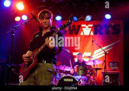 Frank Ziegert, cantante e frontman della tedesca punk band Abwaerts live in Schueuer, Lucerna, Svizzera Foto Stock