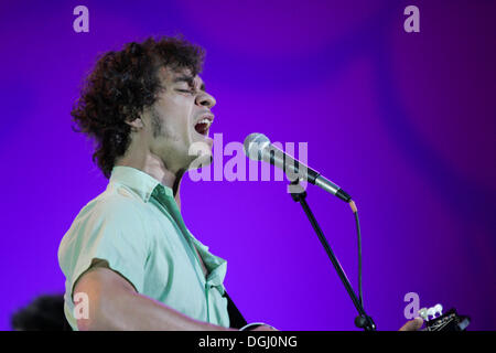 La US cantante e cantautore Amos Lee live al Blue Balls Festival nella sala concerti del KKL di Lucerna, Svizzera Foto Stock