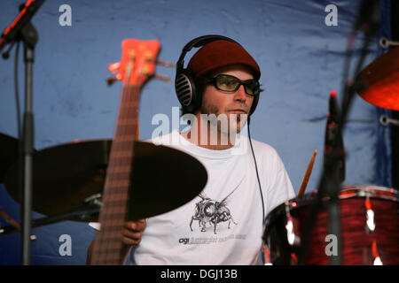 Mathias Tanner, il batterista della band Svizzera Cigi e dritto Outta Mama, performing live al Blue Balls Festival Foto Stock