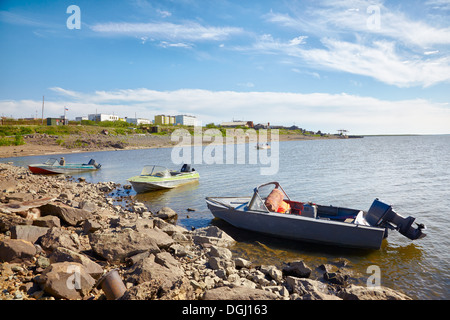 Siberiano fiume Kolyma vicino insediamento urbano Chersky Nizhnekolymsky nel distretto di repubblica repubblica di Sakha Yakutia Foto Stock