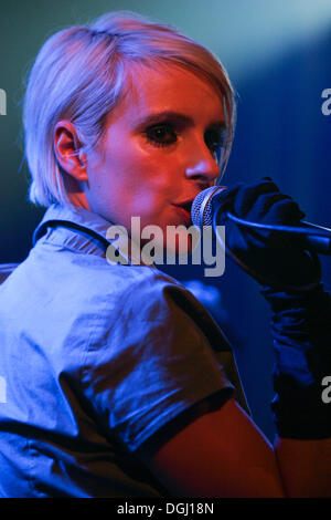 Sarah Blackwood, cantante e donna anteriore del British Electropop banda Client live alla boa centro culturale di Lucerna Foto Stock