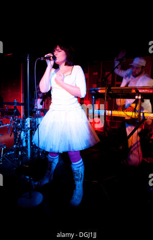 Jen Bender, cantante e frontwoman del tedesco elettro-pop band Grossstadtgefluester live presso la Sedel Musikzentrum, Lucerna Foto Stock