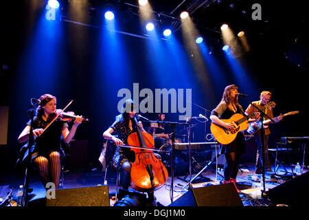 Gli Stati Uniti dark-folk cantautore Emily Jane White con band dal vivo nella sede Treibhaus, Lucerna, Svizzera Foto Stock