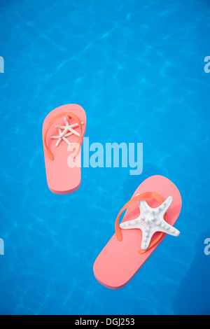 Red flip flop in acqua Foto Stock