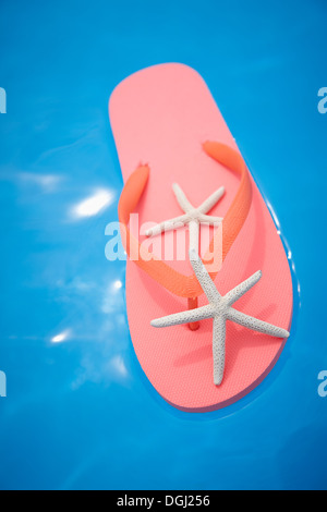 Un rosso flip flop in acqua Foto Stock