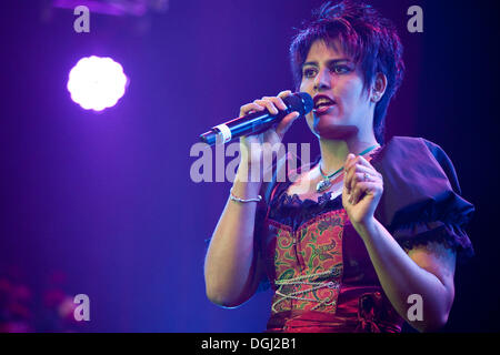 Swiss folk e cantante pop Sarah-Jane suonare dal vivo presso il decimo Schlager-Night nel nuovo Allmend Festival Hall, Lucerna Foto Stock